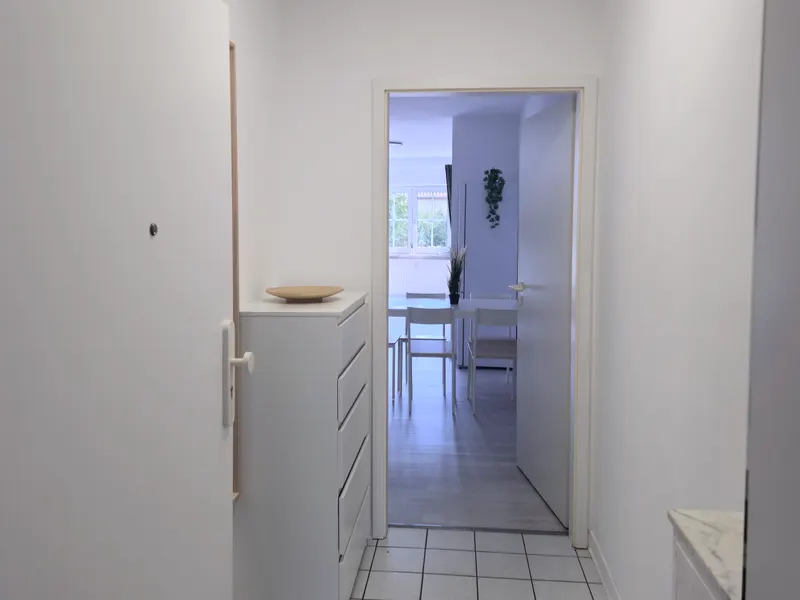 Flur der Wohnung mit Blick in den Essbereich