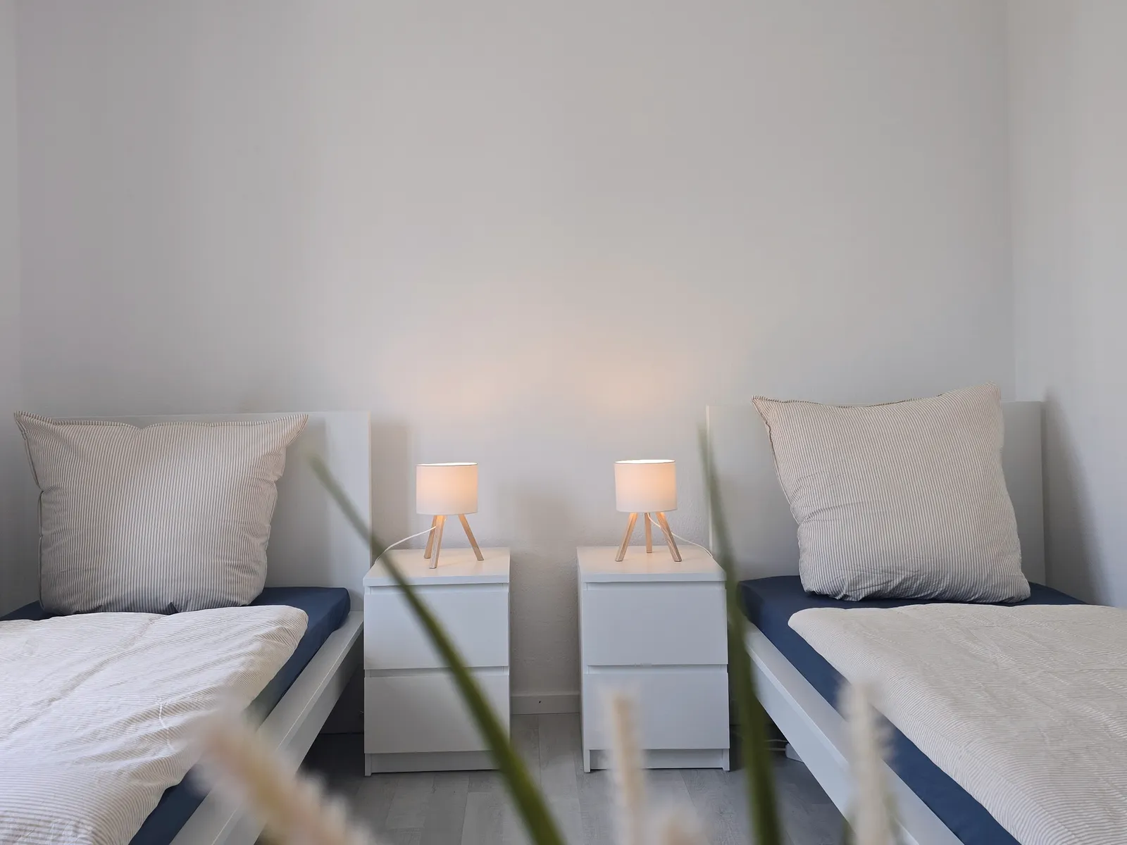 Zwei-Bett-Zimmer mit großem Fenster im Objekt Hainerweg, Heusenstamm