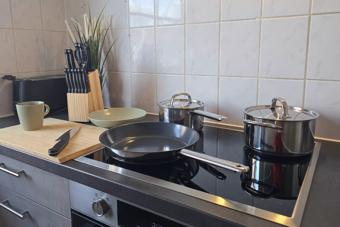Ausgestattete Küche mit Herd, Töpfen und Geschirr