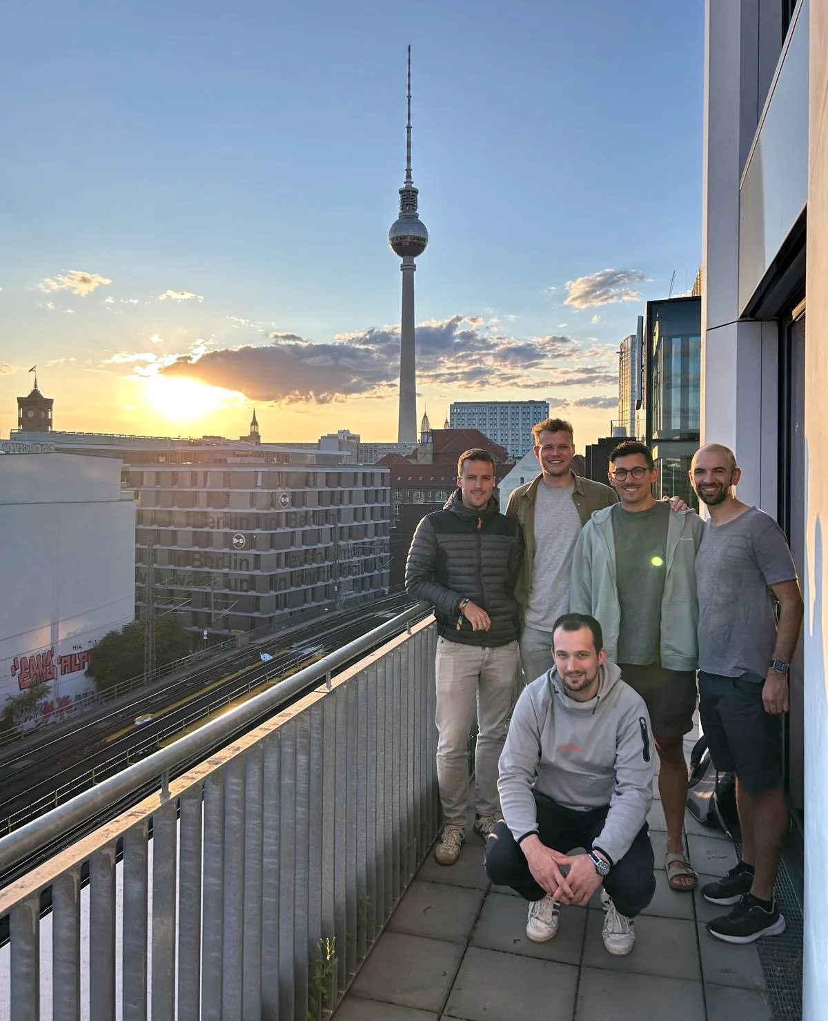 Das kwatera24-Team auf einem Balkon in Berlin
